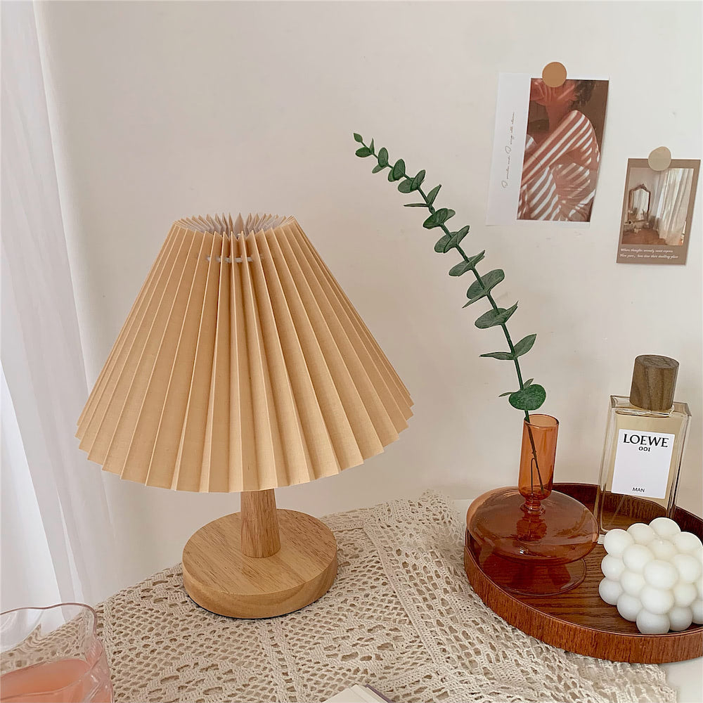 Faltenförmige Tischlampe mit Stoffschirm