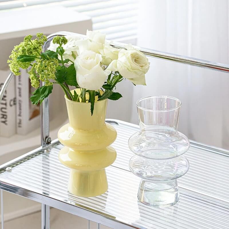 Glasblumenvase mit wellenförmigem Design