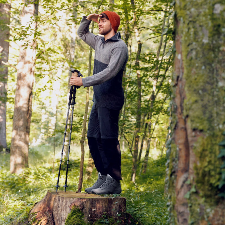 Men's hiking boots with weatherproof design 