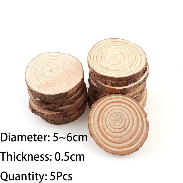 Set aus natürlichen Untersetzern aus Holzscheiben