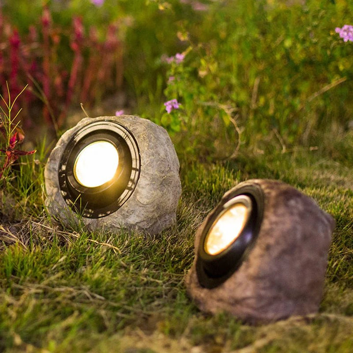 Verstellbare Solar-Gartenleuchte in Steinoptik auf weißem Hintergrund