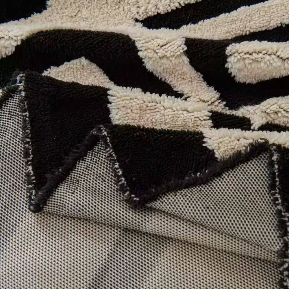 Sofa cover with labyrinth pattern – velour throw for modern protection