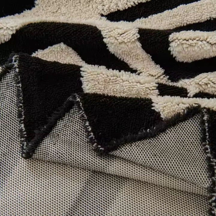 Sofa cover with labyrinth pattern – velour throw for modern protection