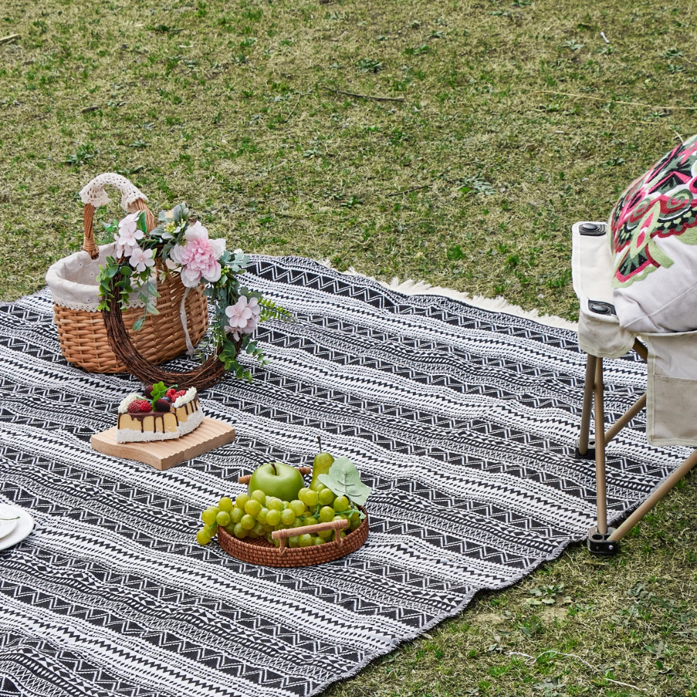 Detailansicht der gewebten Picknickdecke mit strukturierter Oberfläche und Streifen