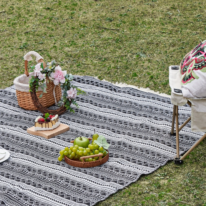 Detailansicht der gewebten Picknickdecke mit strukturierter Oberfläche und Streifen