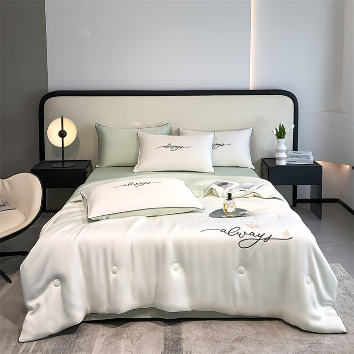 Sommerdecke gefaltet auf dem Bett mit weicher, glatter Oberfläche
