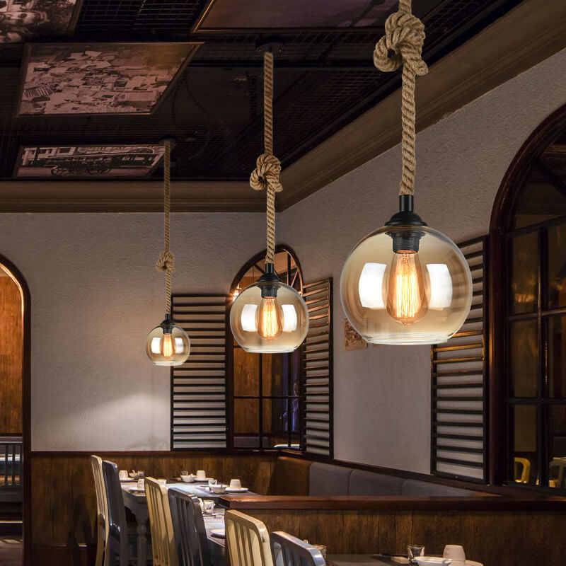 Pendelleuchte aus Glas in Kugelform mit Seilaufhängung