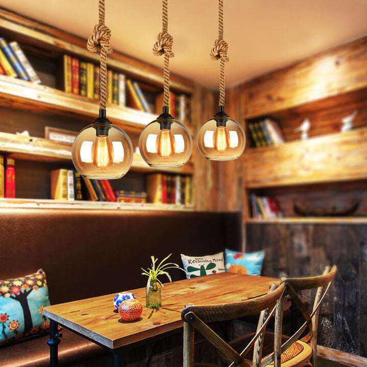 Pendelleuchte aus Glas in Kugelform mit Seilaufhängung