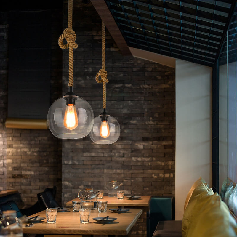 Pendelleuchte aus Glas in Kugelform mit Seilaufhängung