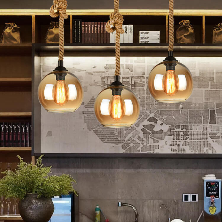 Pendelleuchte aus Glas in Kugelform mit Seilaufhängung