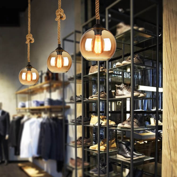 Pendelleuchte aus Glas in Kugelform mit Seilaufhängung