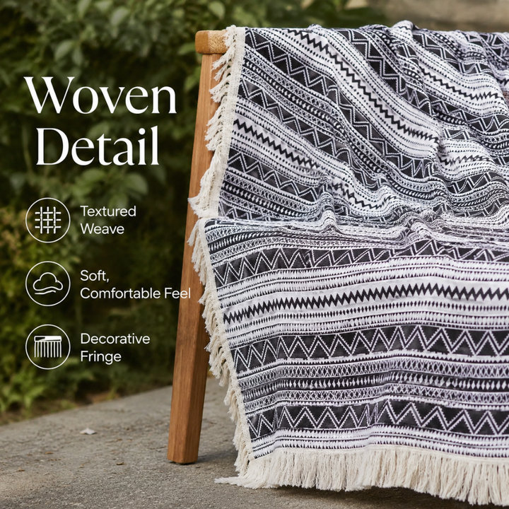 Gewebte Stranddecke im Boho-Stil mit schwarz-weißem Muster