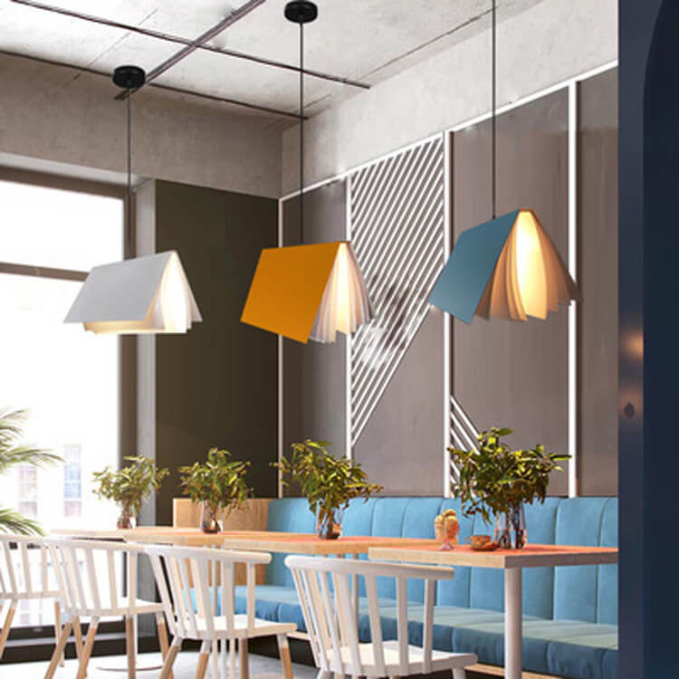 Pendelleuchte in Buchform aus Metall