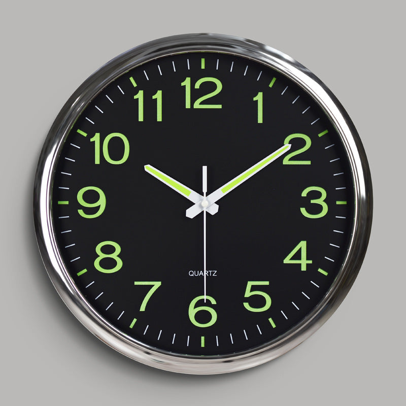 Leuchtende lautlose Wanduhr mit 30 cm Durchmesser an weißer Wand