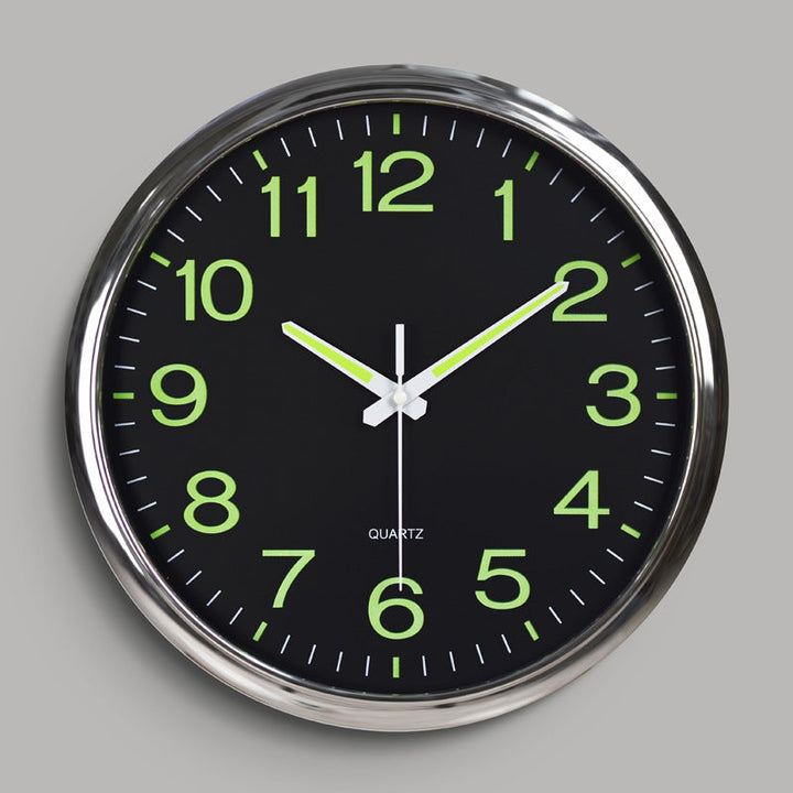 Frontansicht einer lautlosen Wanduhr mit klaren Zeigern und Zahlen