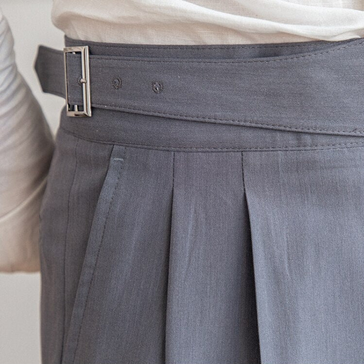 Men's pleated trousers with buckle closure and classic cut