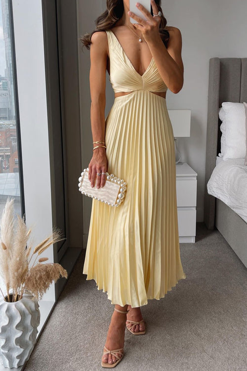 Women's pleated dress with V-neck and elegant silhouette