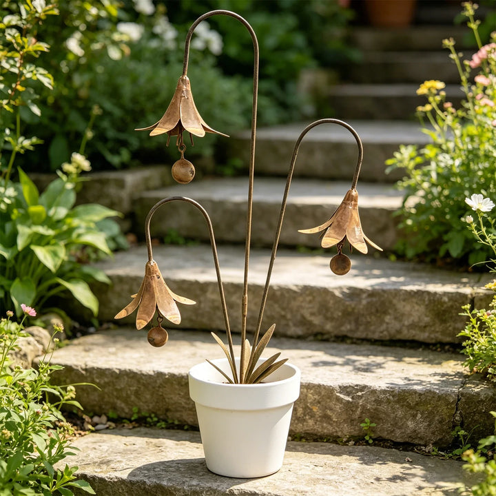 Wetterbeständiger Gartenstecker mit handgefertigten Glockenblumen aus Eisen