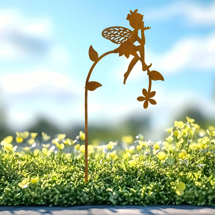 Metall-Gartenstecker mit Blumenfee-Motiv in Rostoptik auf Terrassen- oder Rasenfläche