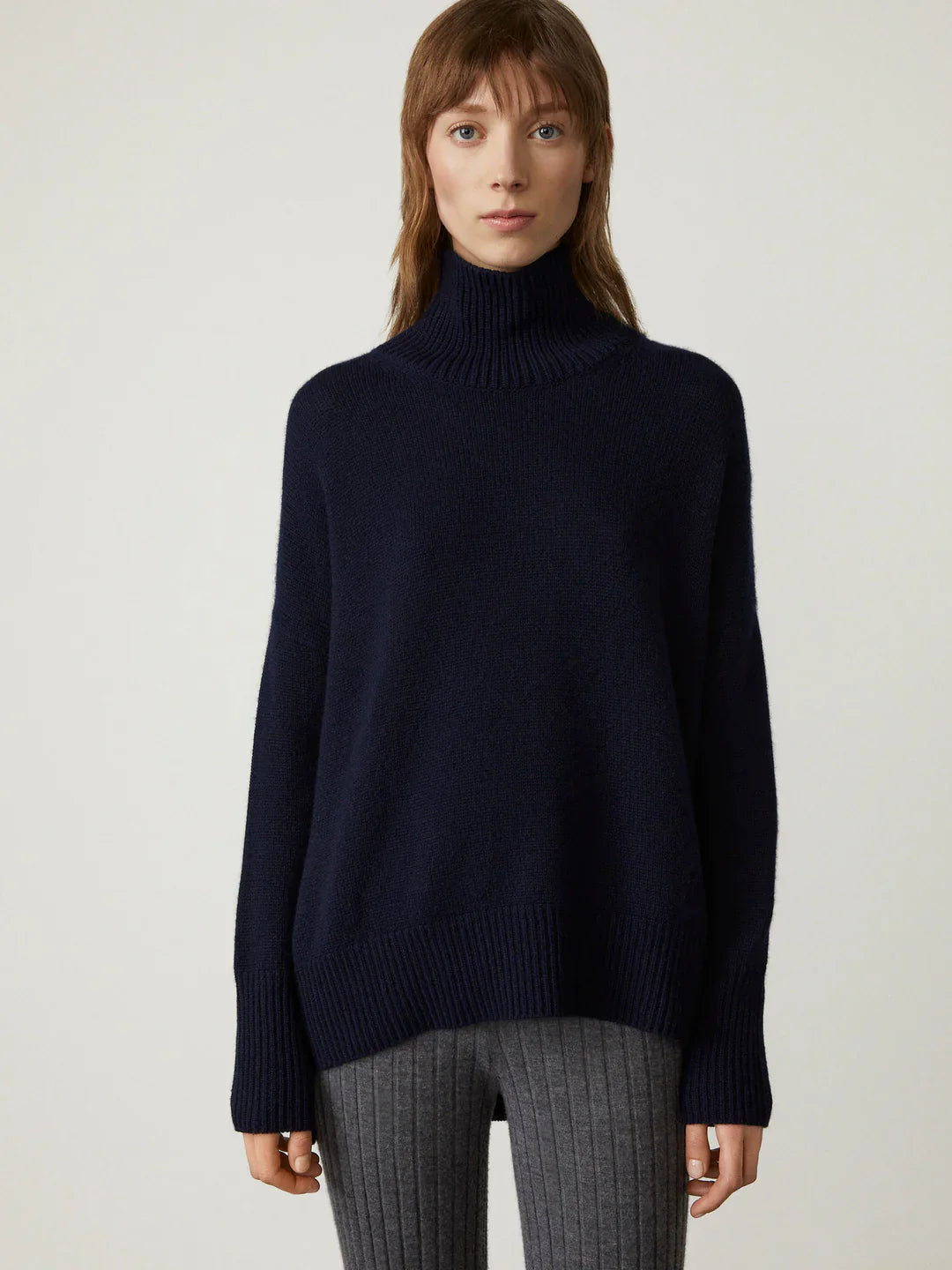 Women's cashmere blend roll-neck sweater with classic design