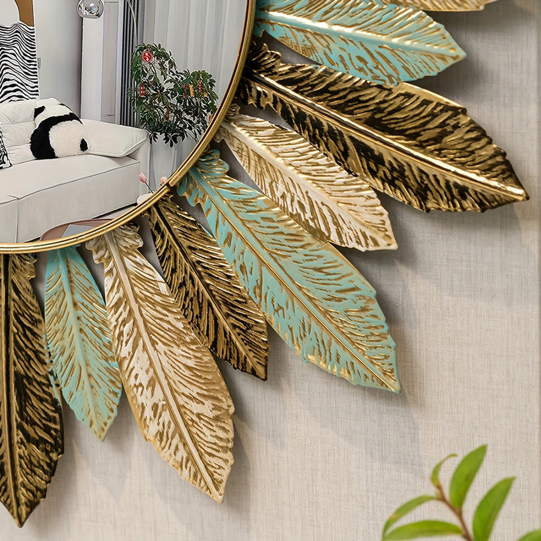 Petrol-goldener Wandspiegel als eleganter Blickfang an der Wand