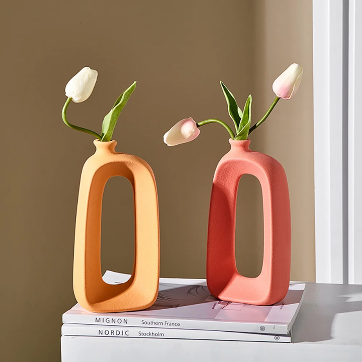 Keramische Hohlvase mit abstraktem Design