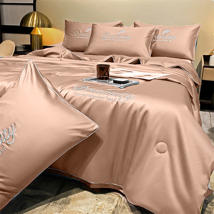 Smooth summer duvet with a cooling silk feel