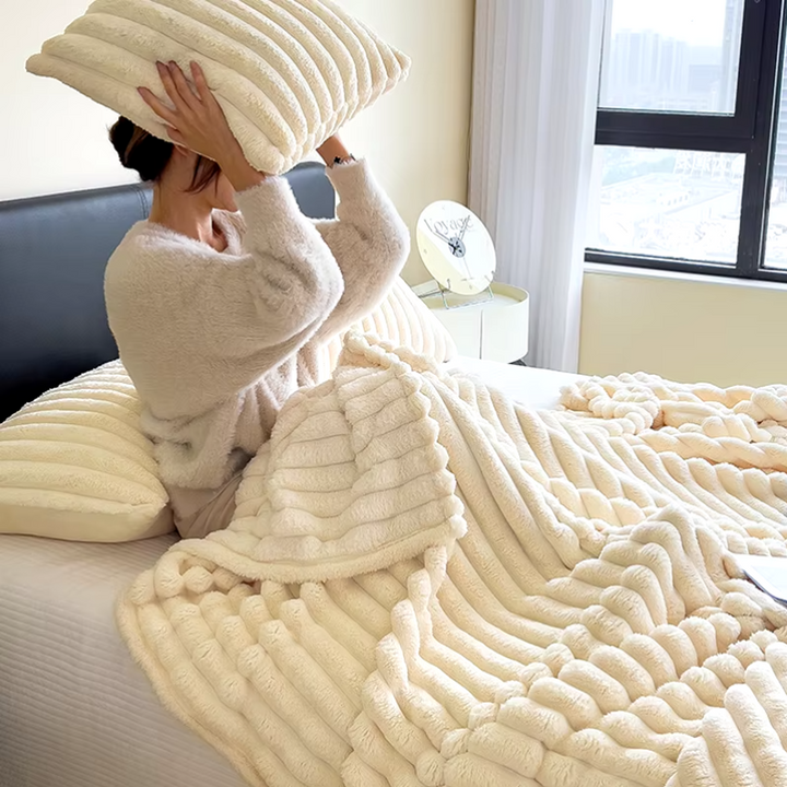 Fleece cuddly blanket with ribbed design