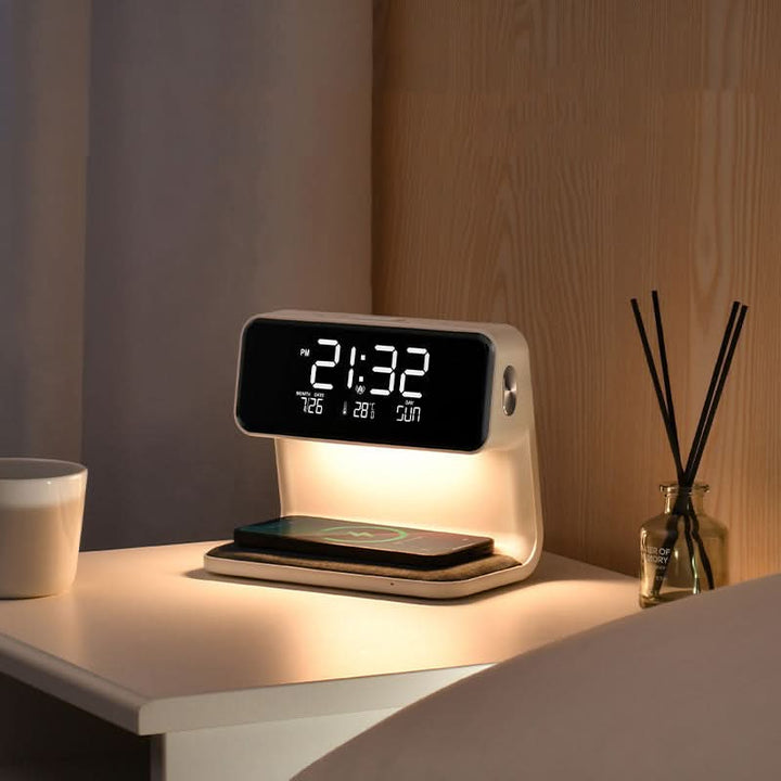 Nachttischlampe mit kabelloser Ladefläche und integriertem LCD-Wecker auf einem Tisch
