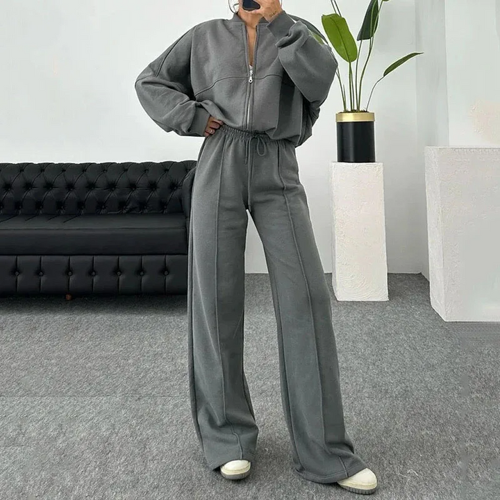 Women's tracksuit with a relaxed fit and soft fabric