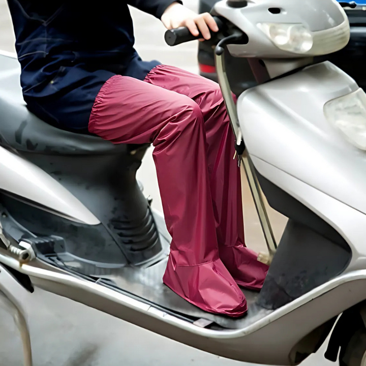 Rain trousers with integrated shoe covers – ideal for cyclists