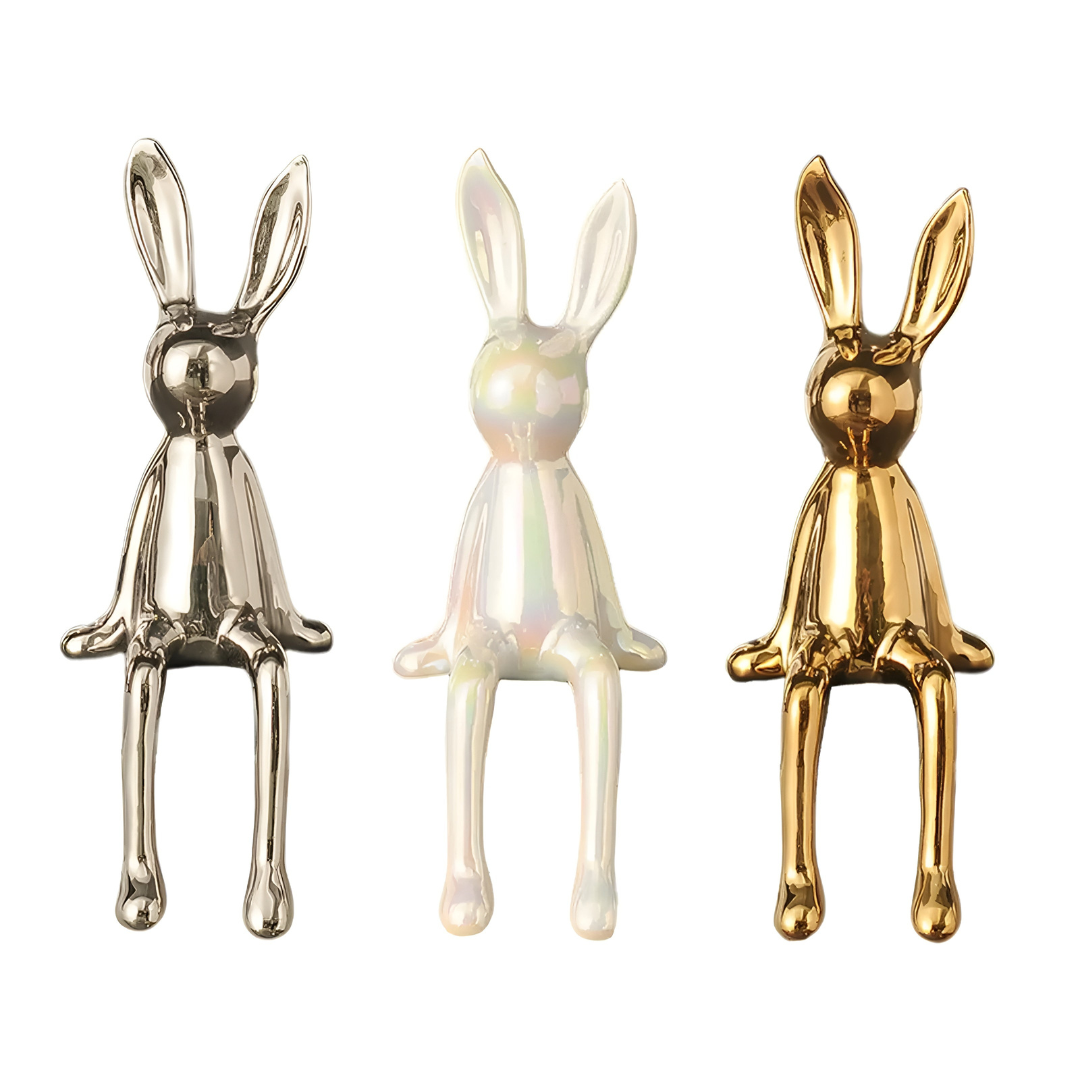 Stilvolle Hasenfigur aus Keramik als moderne Regaldeko im Wohnbereich