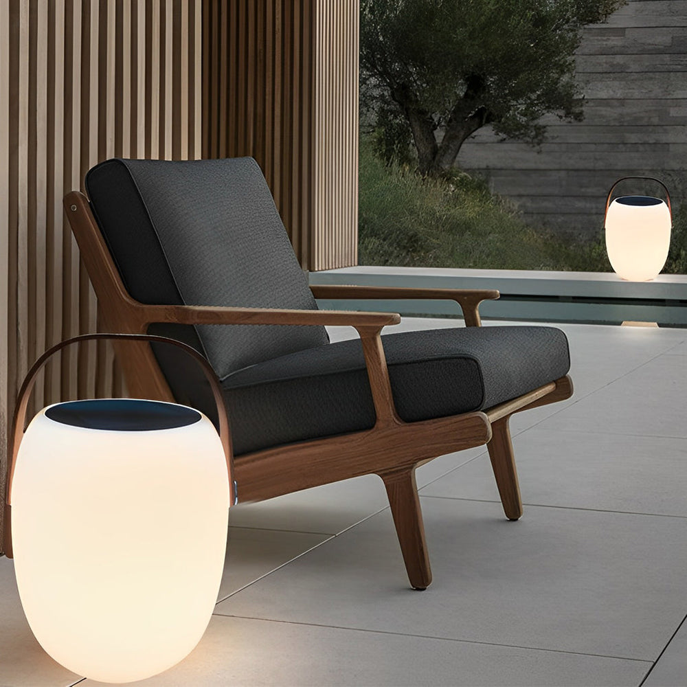 Solar Gartenleuchte mit USB-Ladefunktion auf einer Terrasse platziert