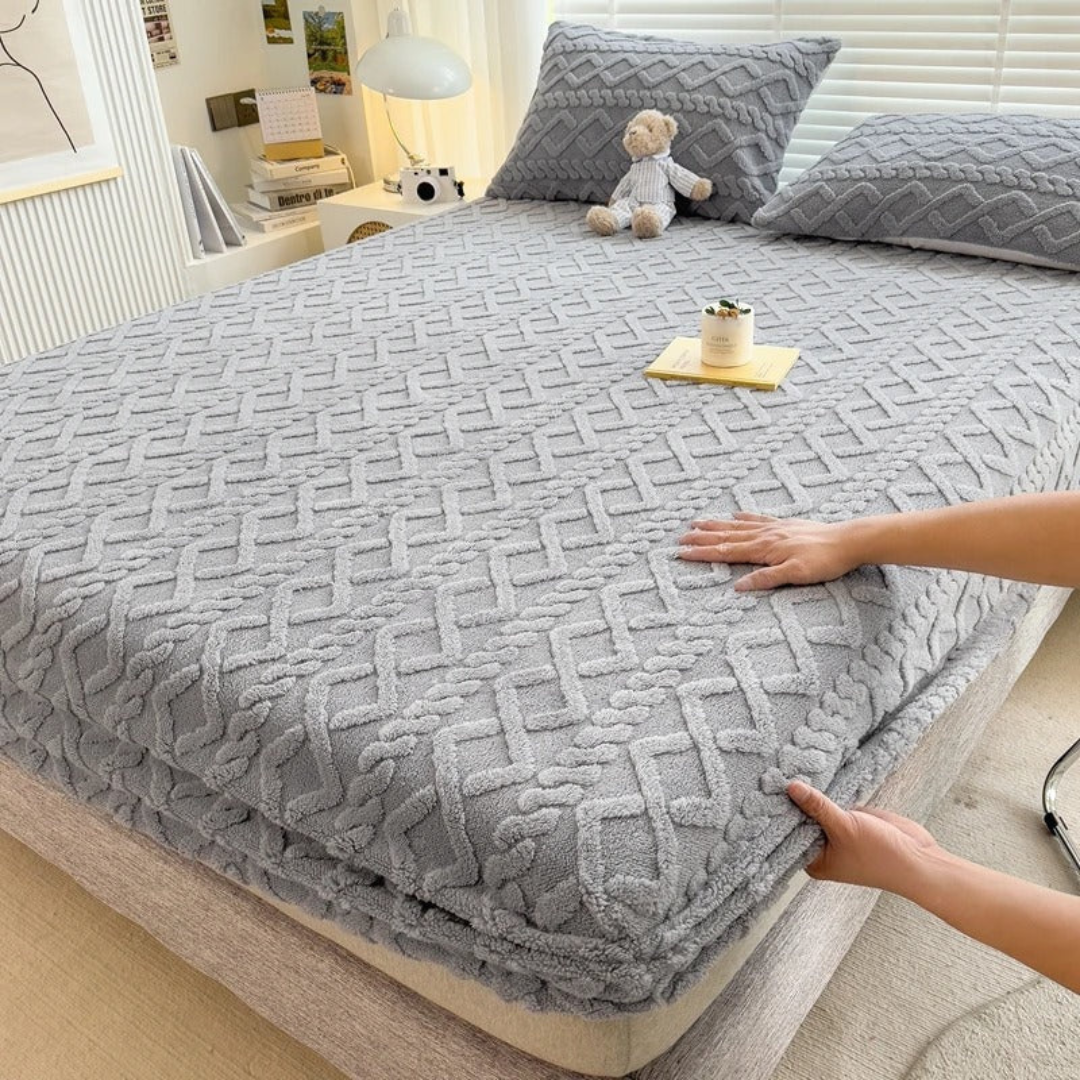 Washable, thick fitted sheet with a soft texture for maximum sleeping comfort