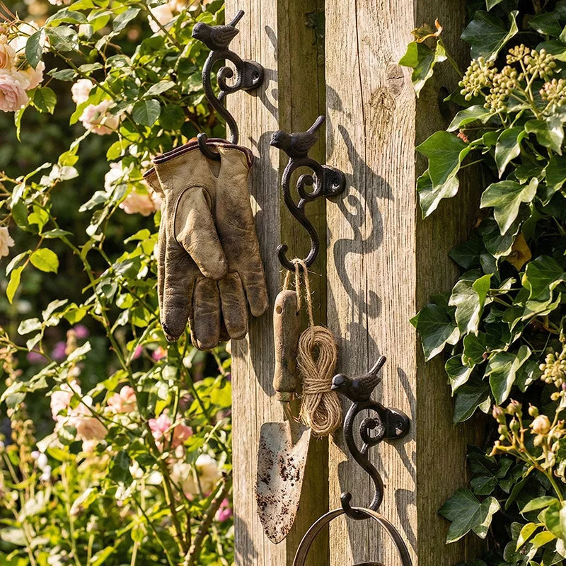 Detailansicht des robusten Wandhakens aus Gusseisen mit dekorativem Vogel