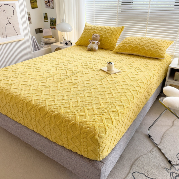 Washable, thick fitted sheet with a soft texture for maximum sleeping comfort