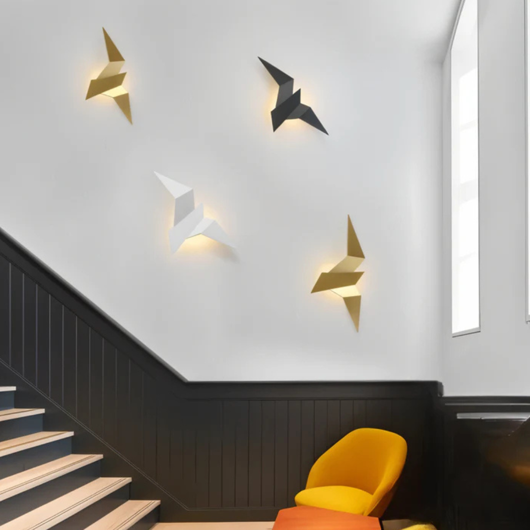 Origami Wandleuchte an einer Innenwand mit dekorativem Licht