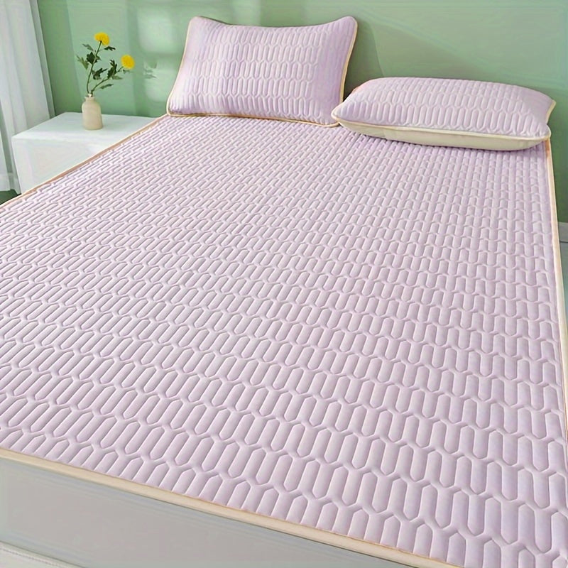 Bett mit aufgelegter Latex-Matratzenauflage und glatt gespanntem Bezug
