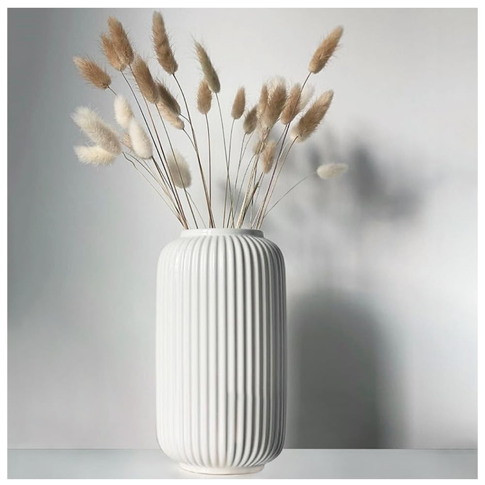 Glänzende weiße Keramikvase mit dekorativem Rillendesign