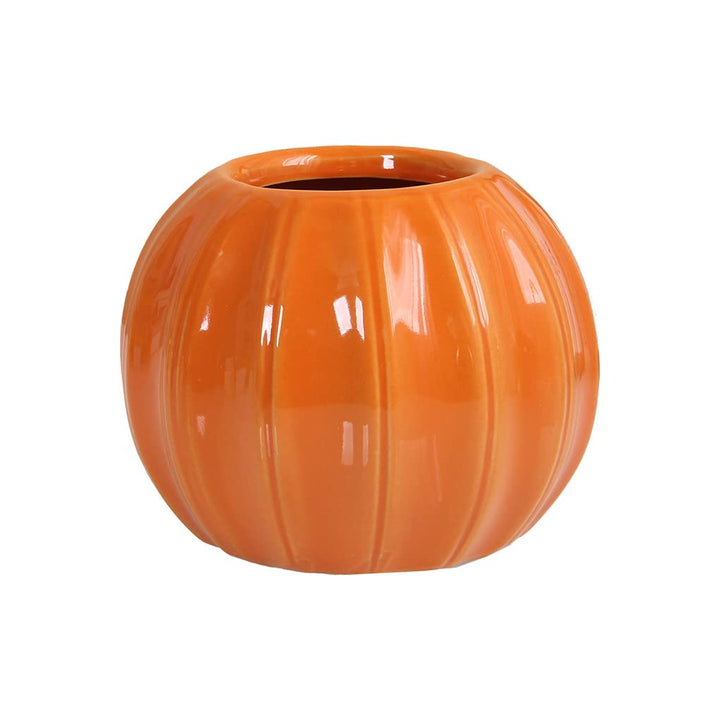 Orange Keramikvase in markanter Kürbisform auf neutralem Hintergrund
