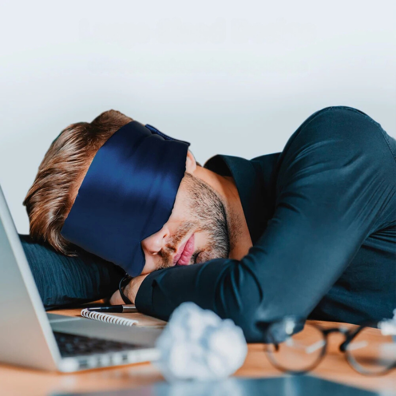 Adjustable sleep mask for side sleepers – eye mask with light protection for women