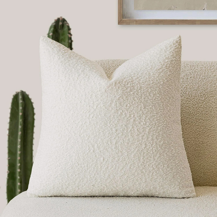 Nahaufnahme des weichen Bouclé-Stoffs des Polyester-Kissenbezugs