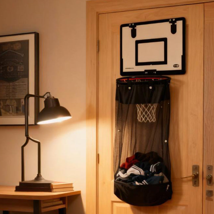 Wäschekorb im Basketball-Design zur Türmontage an einer weißen Innentür