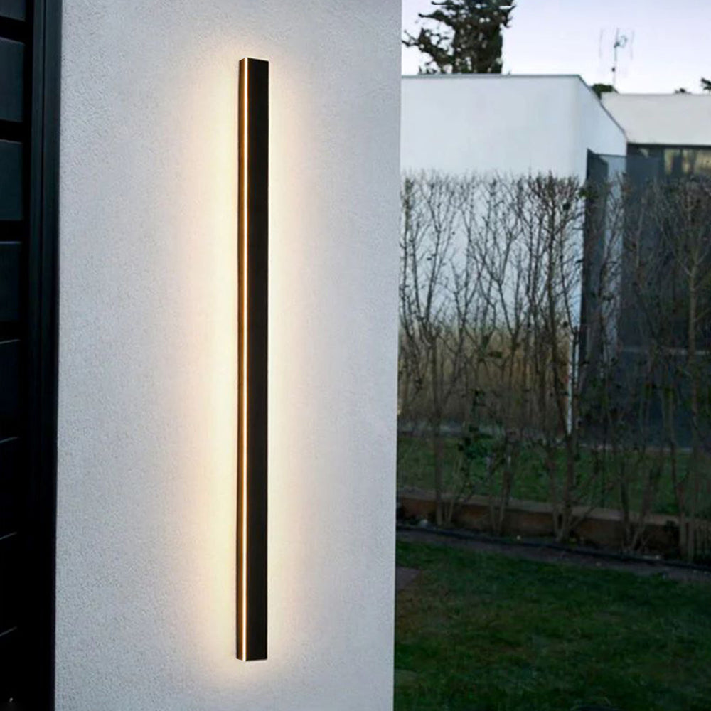 Linear LED outdoor wall light made of metal and acrylic 