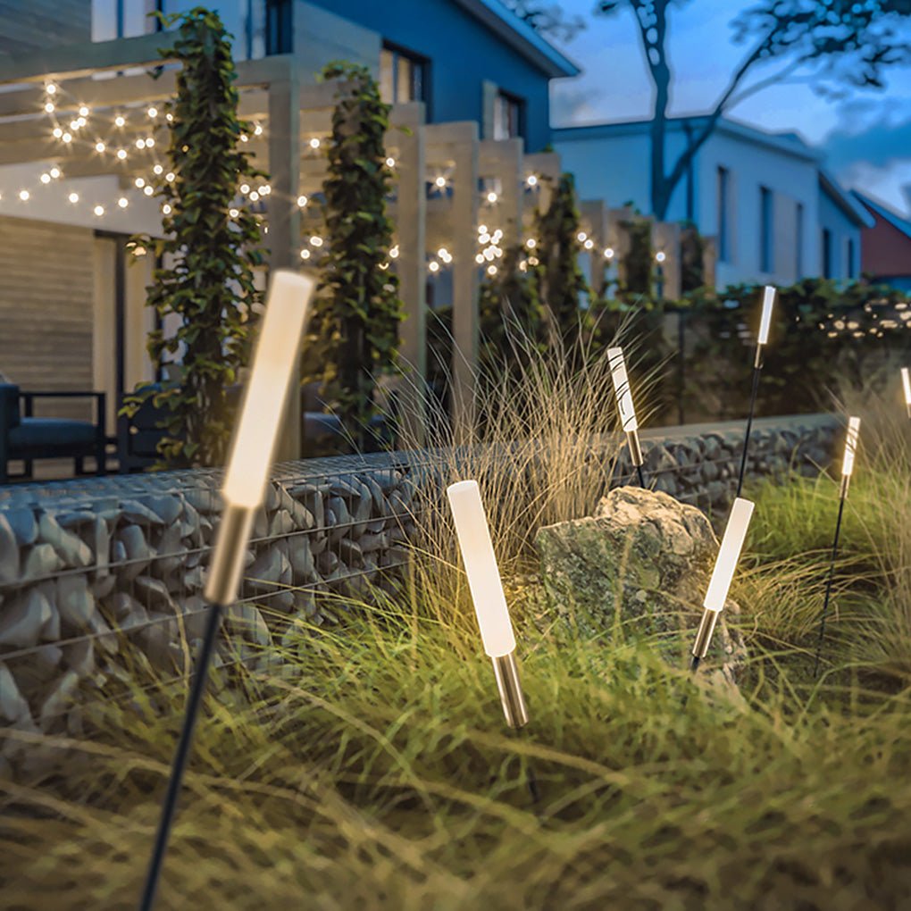 Solar-Gartenleuchte in Schilfrohr-Optik mit warmweißem Licht im Garten