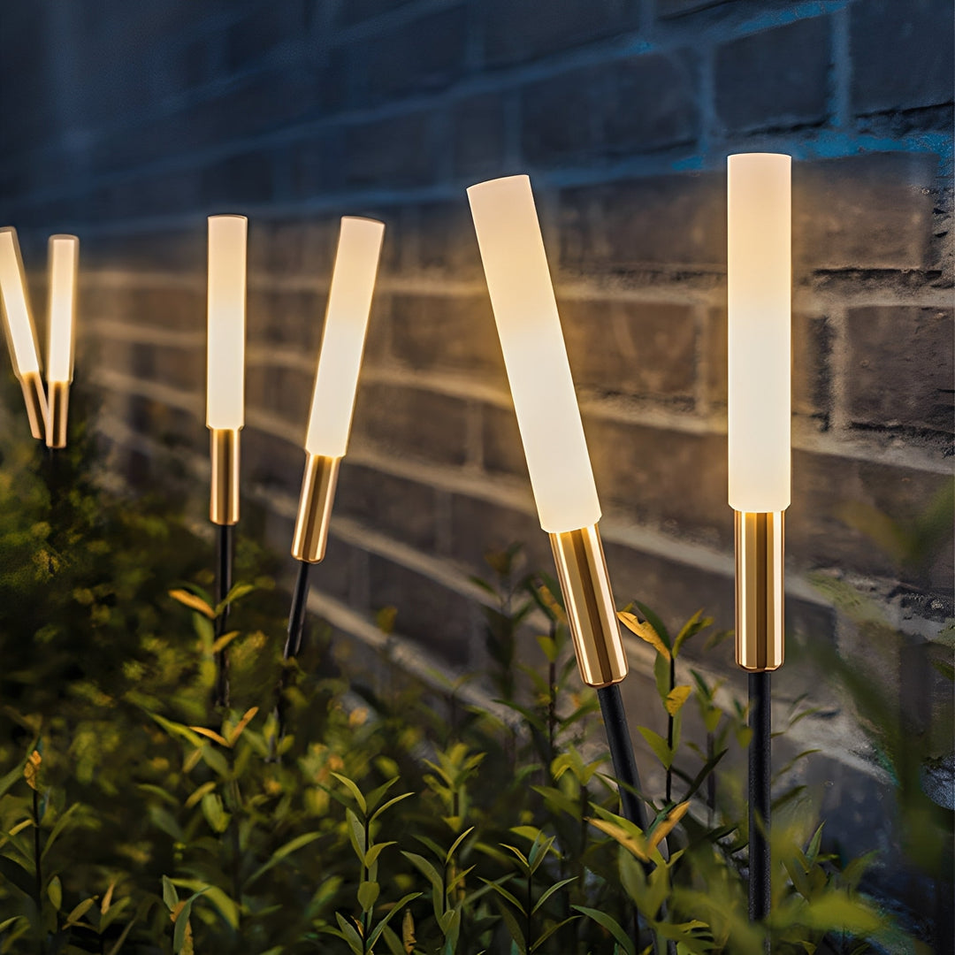 Solar Gartenleuchte in Schilfrohr-Optik mit LED im Garten