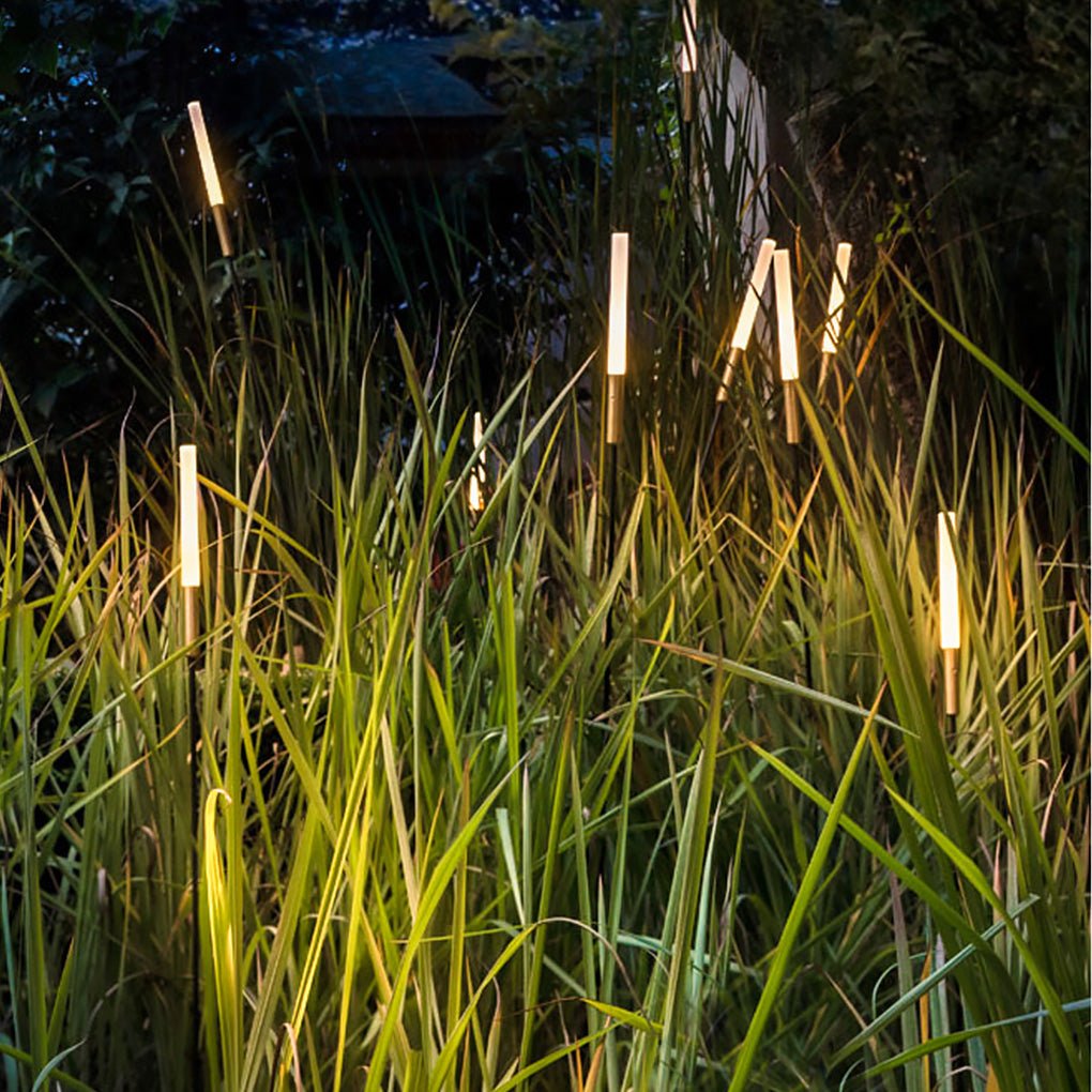 Solar-Gartenlampe als dekoratives Lichtobjekt für Terrasse und Gartenweg