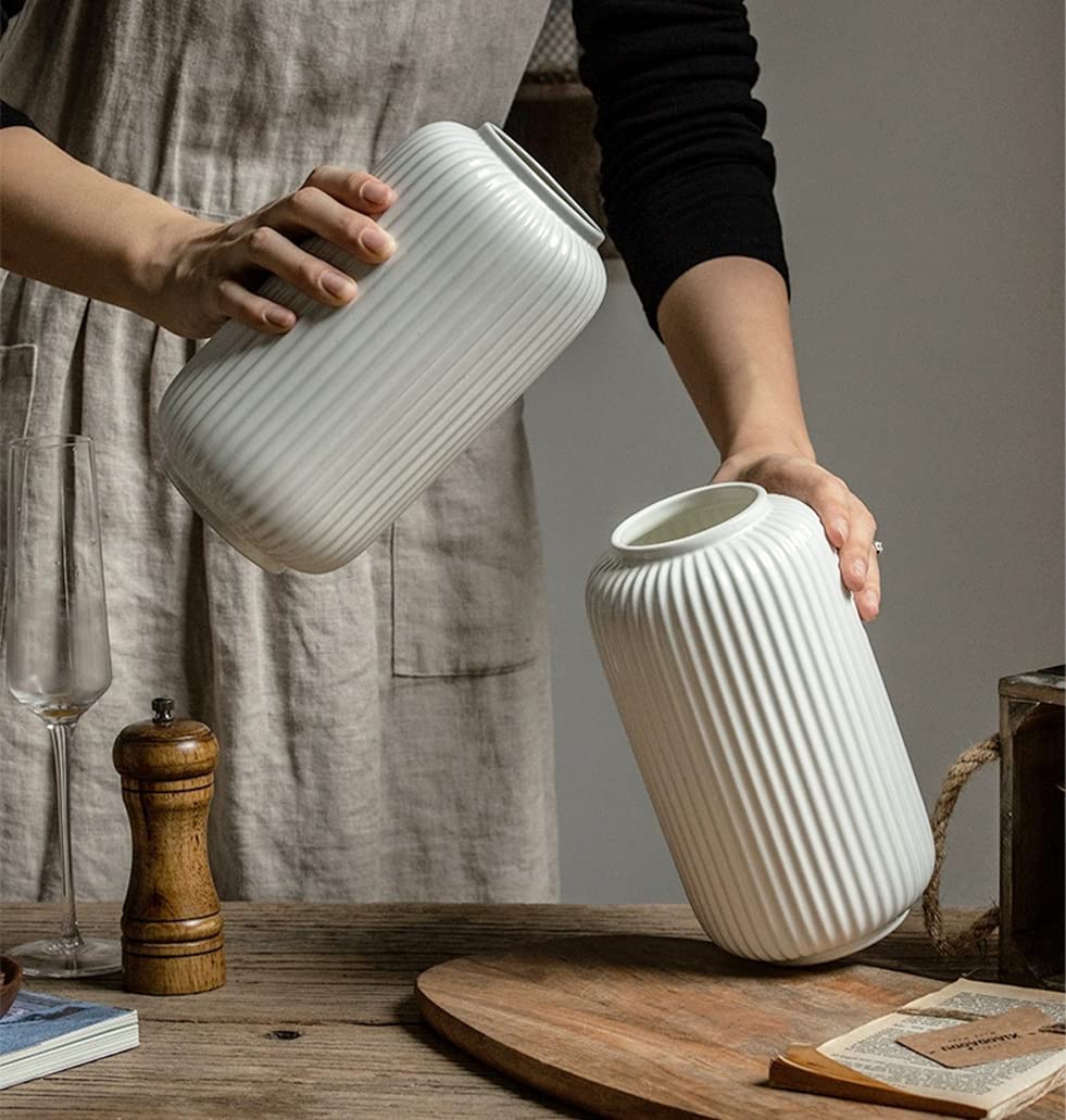 Detailansicht des glänzenden Rillendesigns der Vase