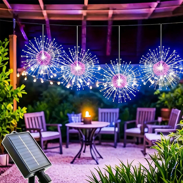 Solarleuchte Feuerwerk auf Stab im Beet bei Abenddämmerung