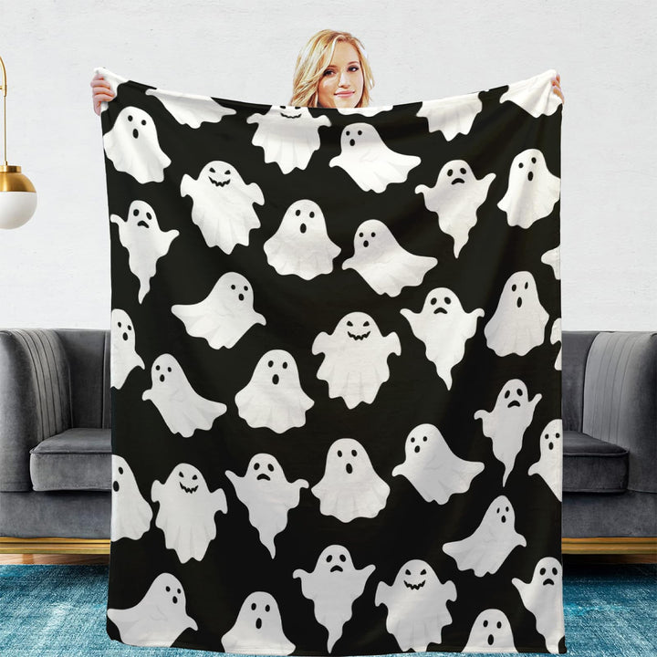 Detailansicht der Halloween-Decke mit verspielten Geistern